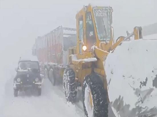 J-K: BRO rescues 35 vehicles stranded in snow at Razdan Top
