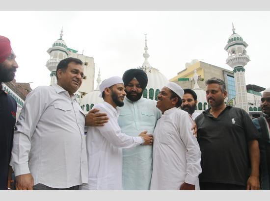 Amritsar: Congress candidate Gurjit Aujla meets Muslim brotherhood during Friday prayers