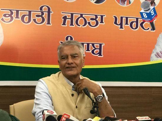 Sunil Jakhar submits memorandum to EC, demands probe into alleged corruption in Punjab Excise Policy 