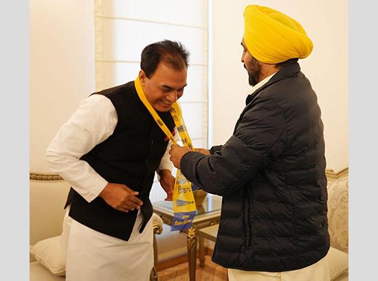 Chabbewal joins AAP, Bahgwant Mann welcomes , big setback to Congress