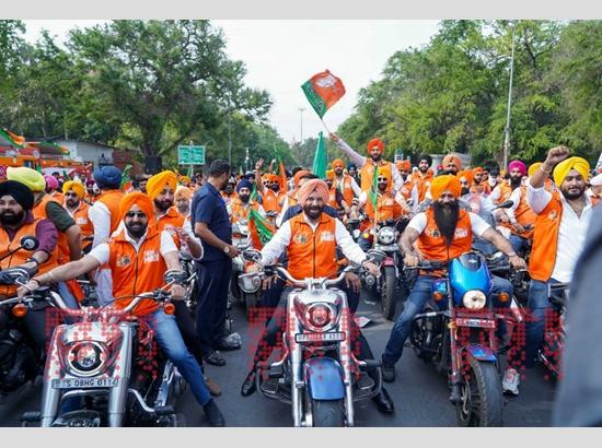 Sikh youths take part in bike rally led by Sirsa in favour of PM Modi