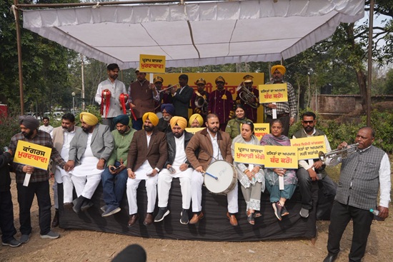 AAP holds ‘band-baja’ protest outside Partap Bajwa’s house over Dalit ...