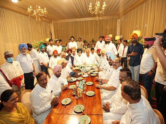 Balbir Sidhu hosted a dinner in honour of Punjab Congress In-charge Bhupesh Baghel and the senior Congress leadership
