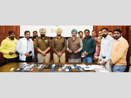 Police IT Cell traces 72 lost mobiles using CEIR Portal, return to rightful owners