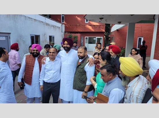 AAP leaders celebrate Harmeet Sandhu’s victory in Tarn Taran Bypoll