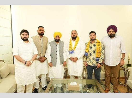World-renowned Kabaddi player Sandeep Luddhar joins AAP