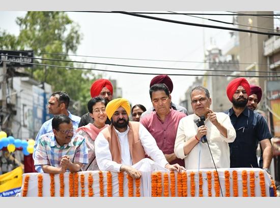 Kejriwal, Mann lead mega roadshow as MP Sanjeev Arora files nomination; View Pics