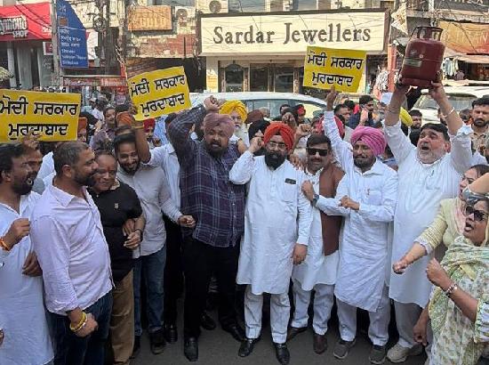 AAP trade wing protests LGP price hike at Ludhiana clock tower, slams Centre over inflation