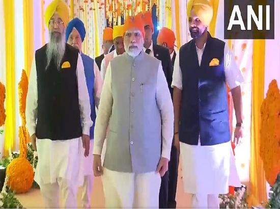 PM Modi offers prayers on eve of Guru Nanak Jayanti