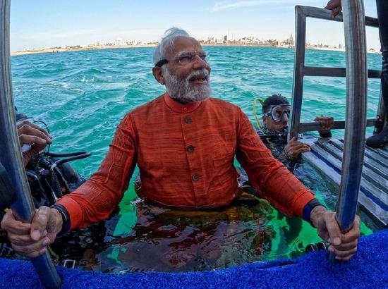 PM Modi dives into sea to perform underwater puja in submerged ancient Dwarka