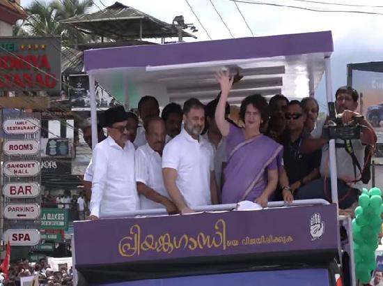 Rahul Gandhi, Priyanka Gandhi hold roadshow in Kerala's Wayanad