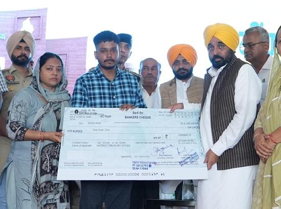 CM Mann hands cheque worth Rs 1 crore to the family members of Martyr ASI Dhanwant Singh