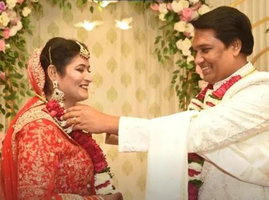 'CID' actor Aditya Srivastava recreates wedding with wife on 25th anniversary