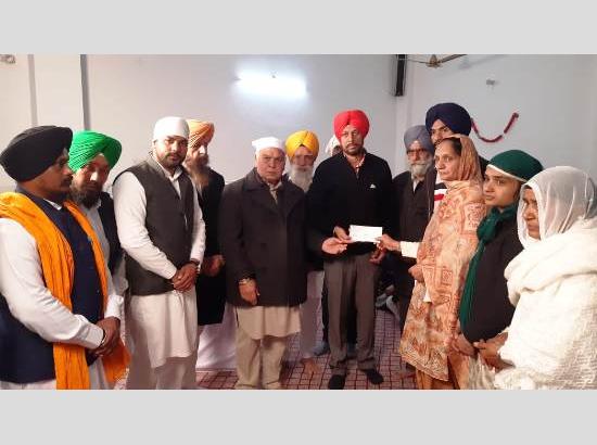 Administration gives Rs.5 lakh relief to family of farmer died during protest at Singhu bo