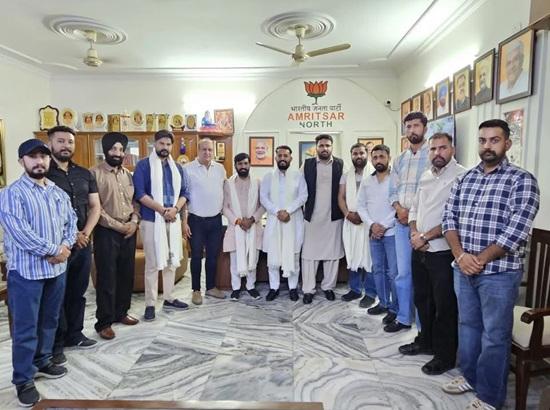 Amritsar: BJP leader Akshay Sharma meets ABVP leaders,focus on youth role in nation-building