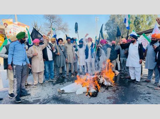 Farmers protest under KMSC banner over death of Shubkarn Singh at Khanauri border, burn centre leaders effigies