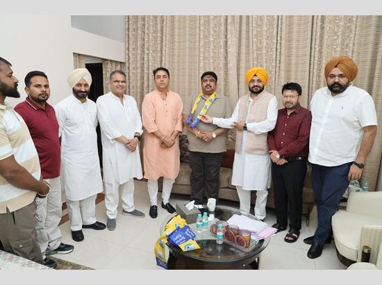 Advocate Arun Khurmi joins AAP, Congress faces jolt