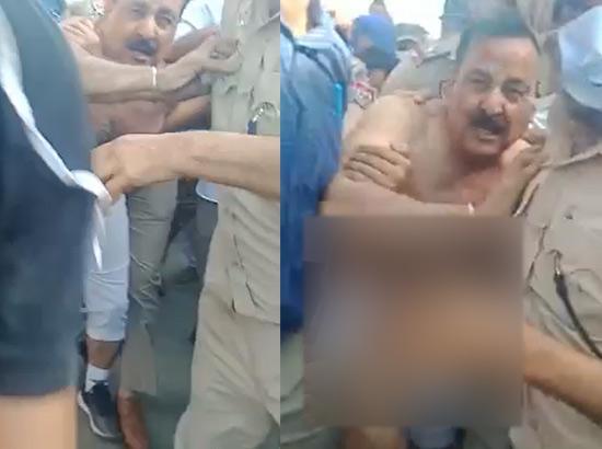 Farmers beat up BJP MLA Narang, tear clothes (Watch video)