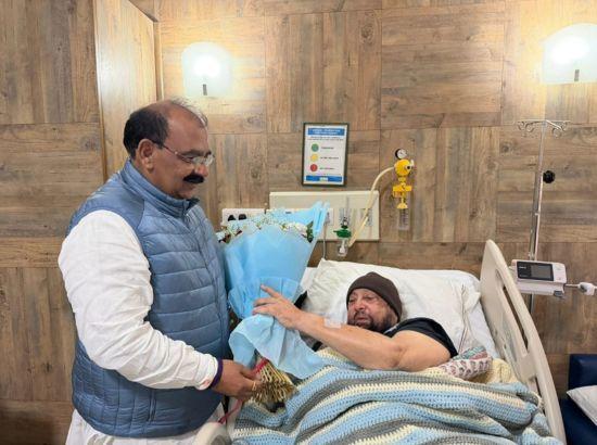 Ashwani Sharma visits Capt Amarinder at hospital, wishes him speedy recovery