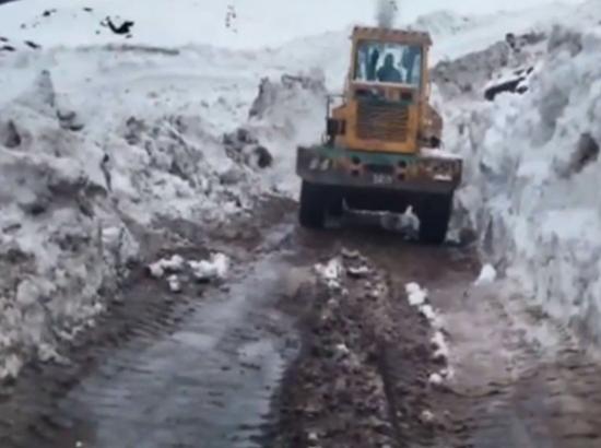 J-K: Twin avalanches hit Bandipora-Gurez road; BRO launches clearance operations to restore connectivity