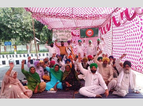 Sit-in protests to continue in turn basis away from tracks over deadlock between govt and 