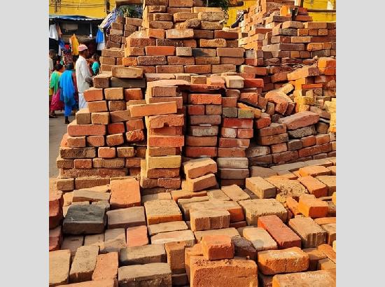 Punjab mandates 20 % straw pellet use in brick kilns to curb pollution and boost rural economy