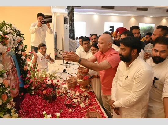 Sea of people pays tribute to former minister Chuni Lal Bhagat