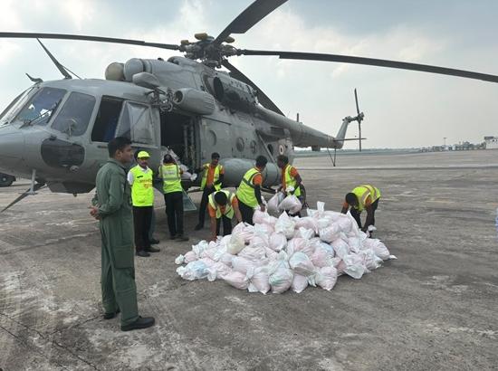 IAF Mi-17 V5 helicopters deliver 10 tonnes of relief material to flood-hit Bihar