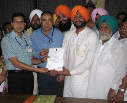 Accompanied by family members including wife Jaswant Kaur, sons Manpreet Singh and Sarabjit Singh