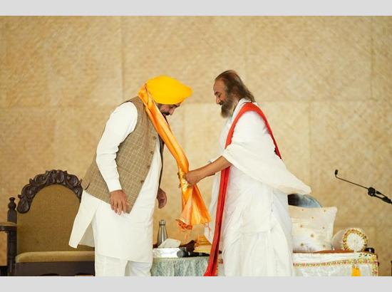 CM Mann seeks blessings from Sri Sri Ravi Shankar with Arvind Kejriwal and Manish Sisodia