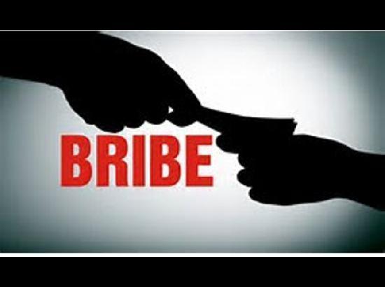 ACB arrests JE working in Bijli Nigam Sonipat red-handed while taking a bribe of Rs.20,000