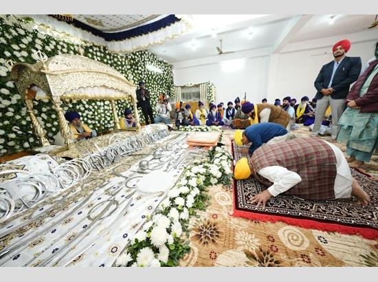 CM Mann, Kejriwal take blessings of almighty for starting Sri Akhand Path Sahib at Gurudwara Baba Budha Dal Chouni
