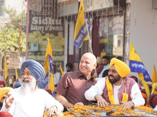 CM Mann leads massive roadshow in Tarn Taran; Appeals to voters to support AAP candidate Harmeet Sandhu
