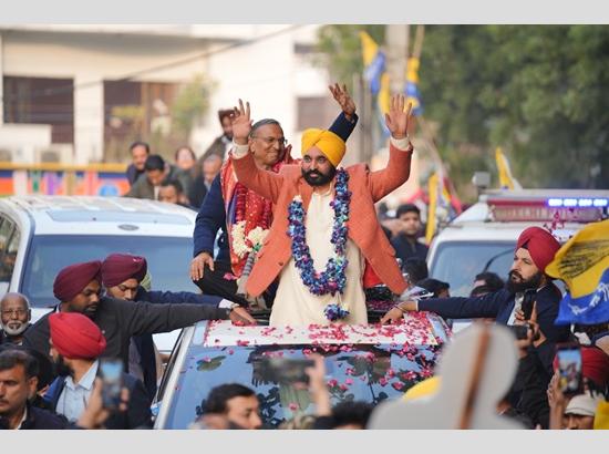 Punjab CM Mann leads mega roadshow for Moti Nagar AAP candidate Shiv Charan Goel; View Pics