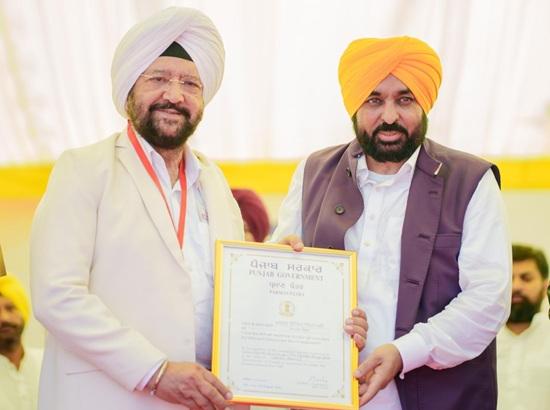 CM Mann confers State Awards on 29 eminent personalities for outstanding contribution in various fields