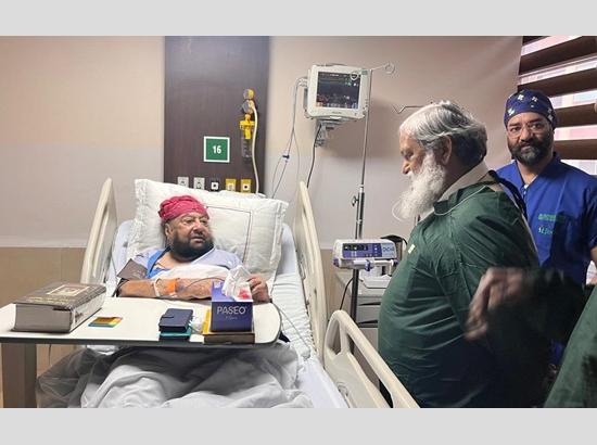Anil Vij visits Capt Amarinder Singh at hospital