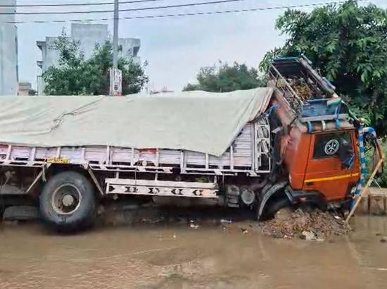 Haryana: Cement-laden truck sinks into road in Gurugram Sector 9 amid heavy rain, waterlogging