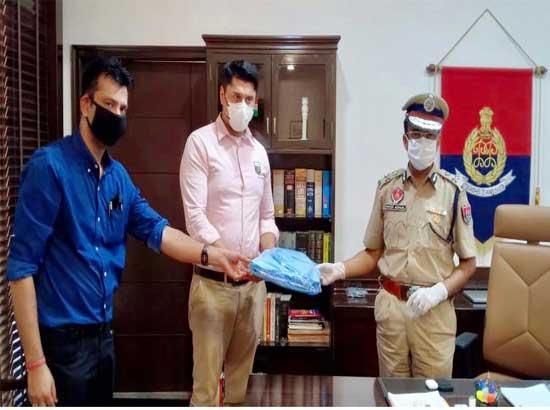 Chairman Punjab Youth Development Board hands over 100 PPE Kits to Police Commissioner Ludhiana 
