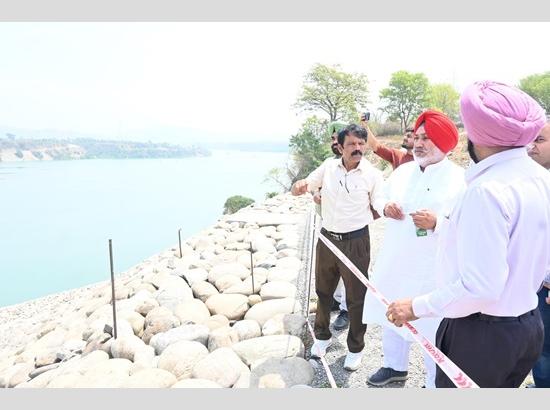 Minister Chetan Jouramajra inspects Shahpurkandi Dam Project