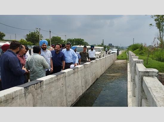 Nawanshahr DC reviews flood preparedness along Sutlej river, orders timely completion of embankment works