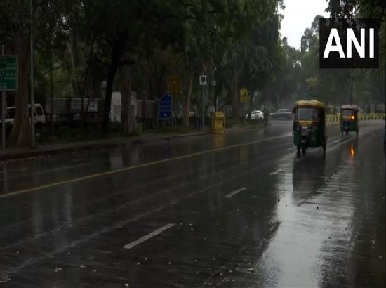 Delhi witnesses sudden change in weather, wakes up to light rain
