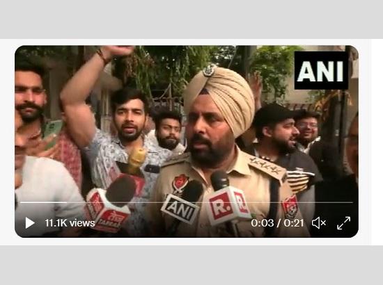 DSP Mohali faces protest outside Delhi Police station (Watch Video) 