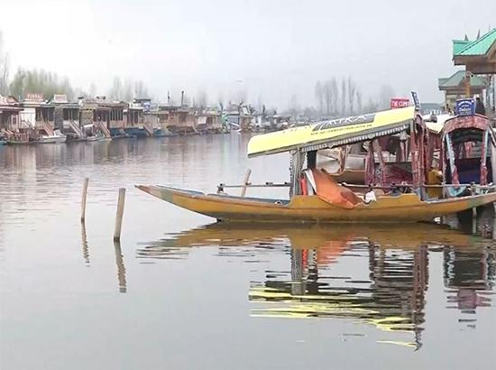 J-K: Tourists enjoy chilly morning at Dal Lake in Srinagar