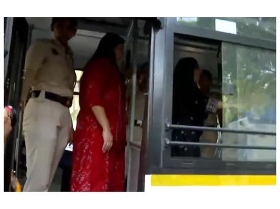 Delhi Police detain BJP MPs, deploy water cannon to disperse women workers protesting against Opposition