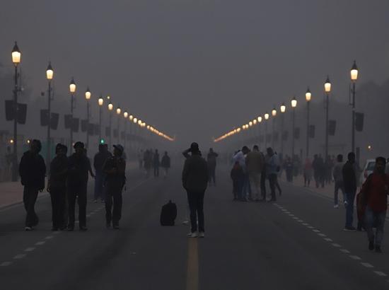 Delhi chokes under AQI 497, residents report breathing issues and eye irritation