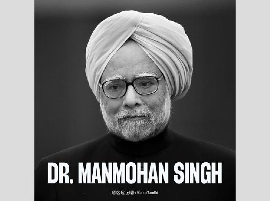 Rahul Gandhi pays floral tributes to Dr. Manmohan Singh on his first death anniversary