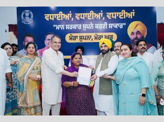 Minister Harbhajan ETO, MP Sanjeev Arora confer proprietary rights to Haibowal beneficiaries after 50 years