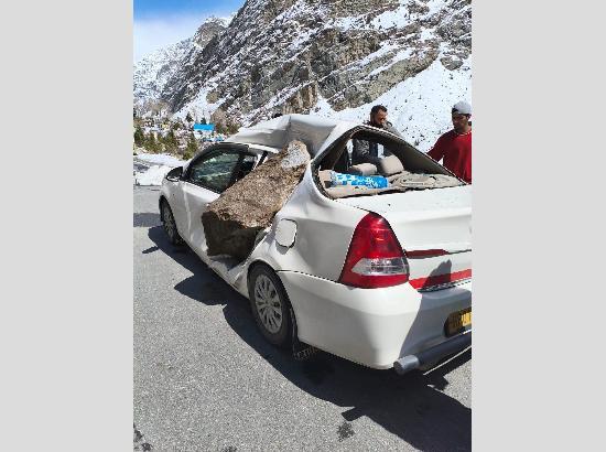 Himachal: Sudden rockfall hits taxi in Lahaul, couple injured