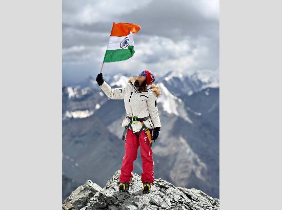 Manali’s Sakshi Thakur scales 6,081-metre Shinkun East, hoists Tricolour amid tough weather