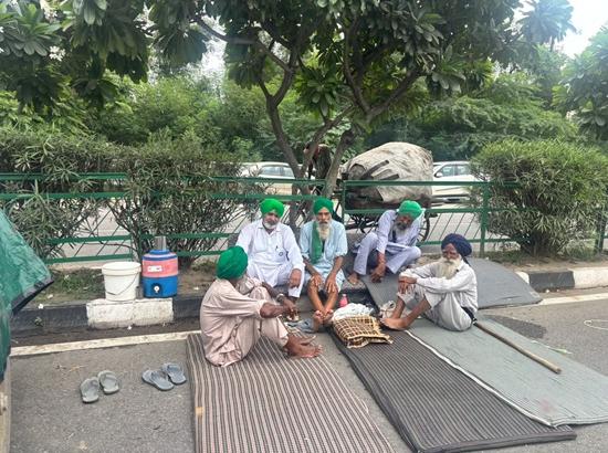 Farmers begin 7-day protest at  Chandigarh-Mohali border; View Pics